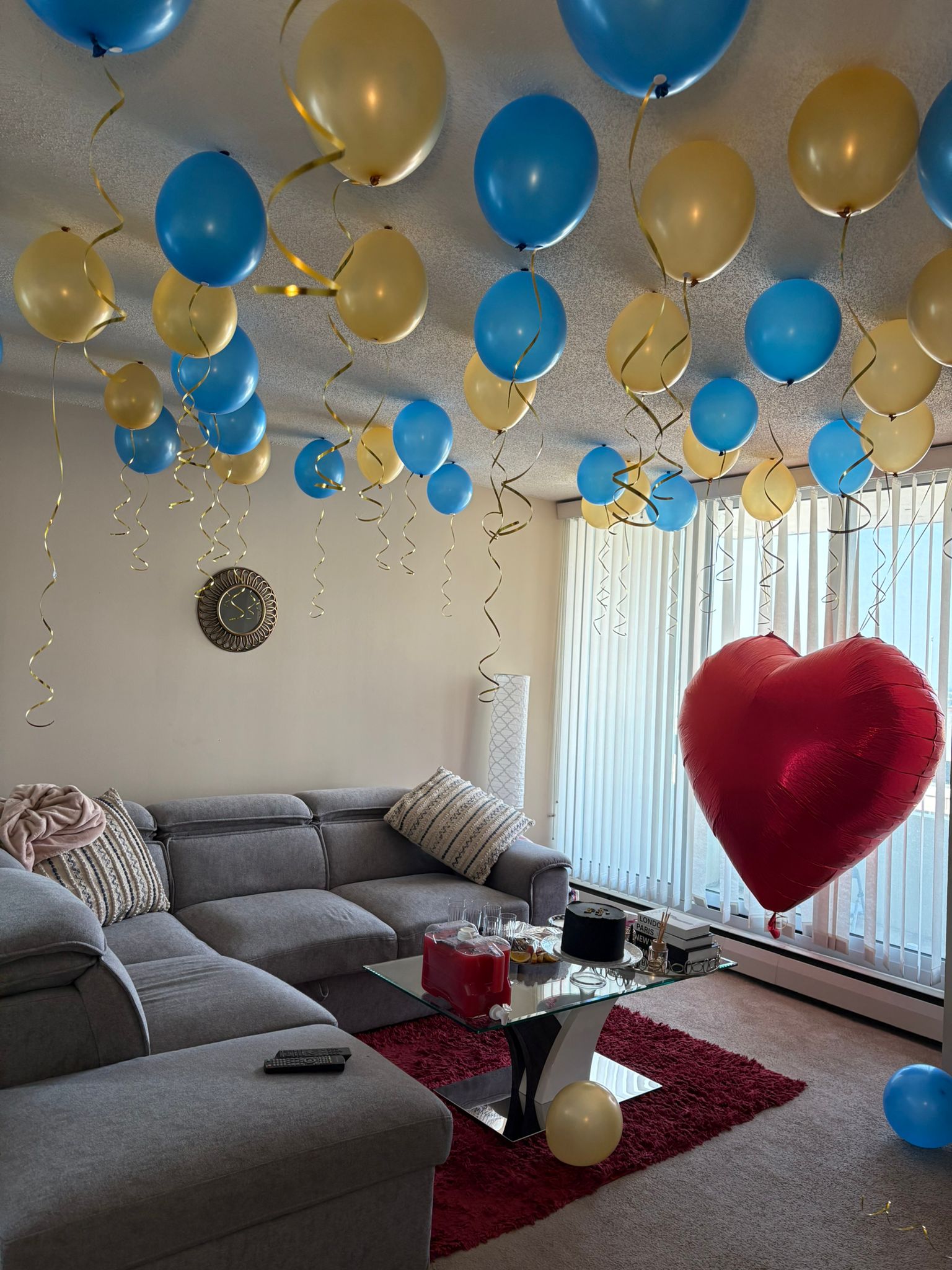Décoration de salon pour anniversaire, ballons au plafond